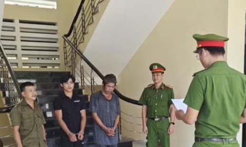 Khởi tố, bắt tạm giam 2 cha con cùng về tội “mua bán trái phép chất ma túy”