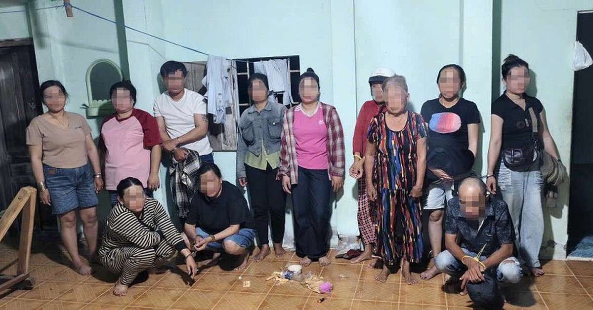 Kiểm tra đột xuất nhà người phụ nữ 74 tuổi, bắt nhiều quý bà