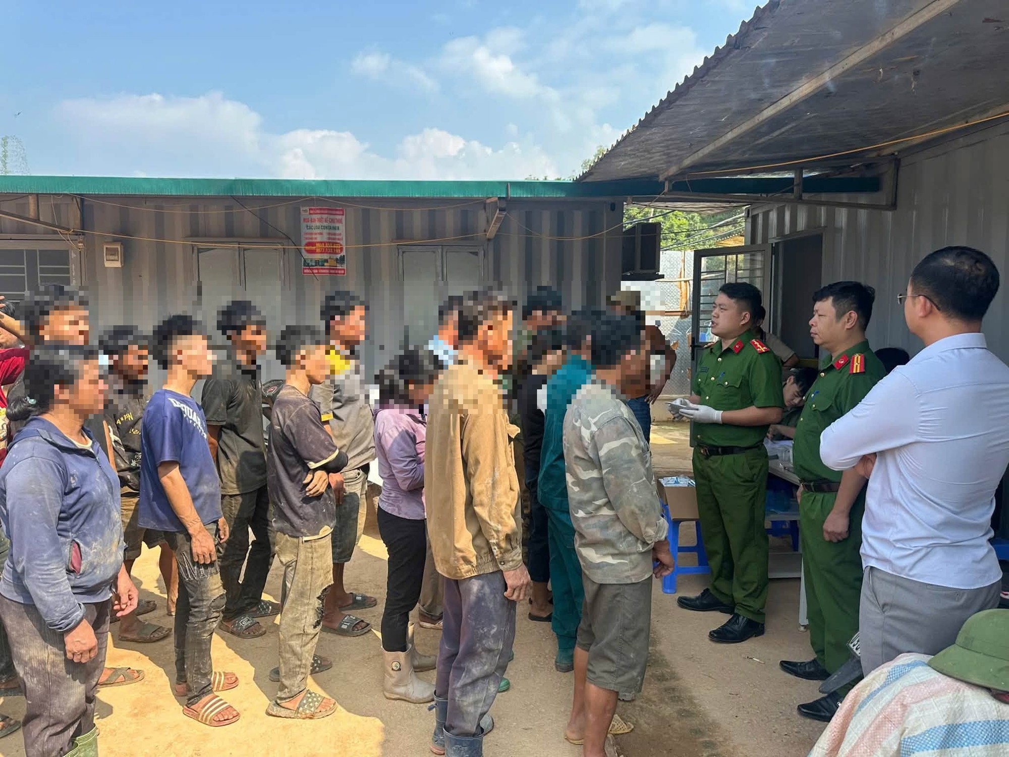 Công an kiểm tra 88 người ở công ty bê tông, công trình trường mầm non,... - Ảnh 1.