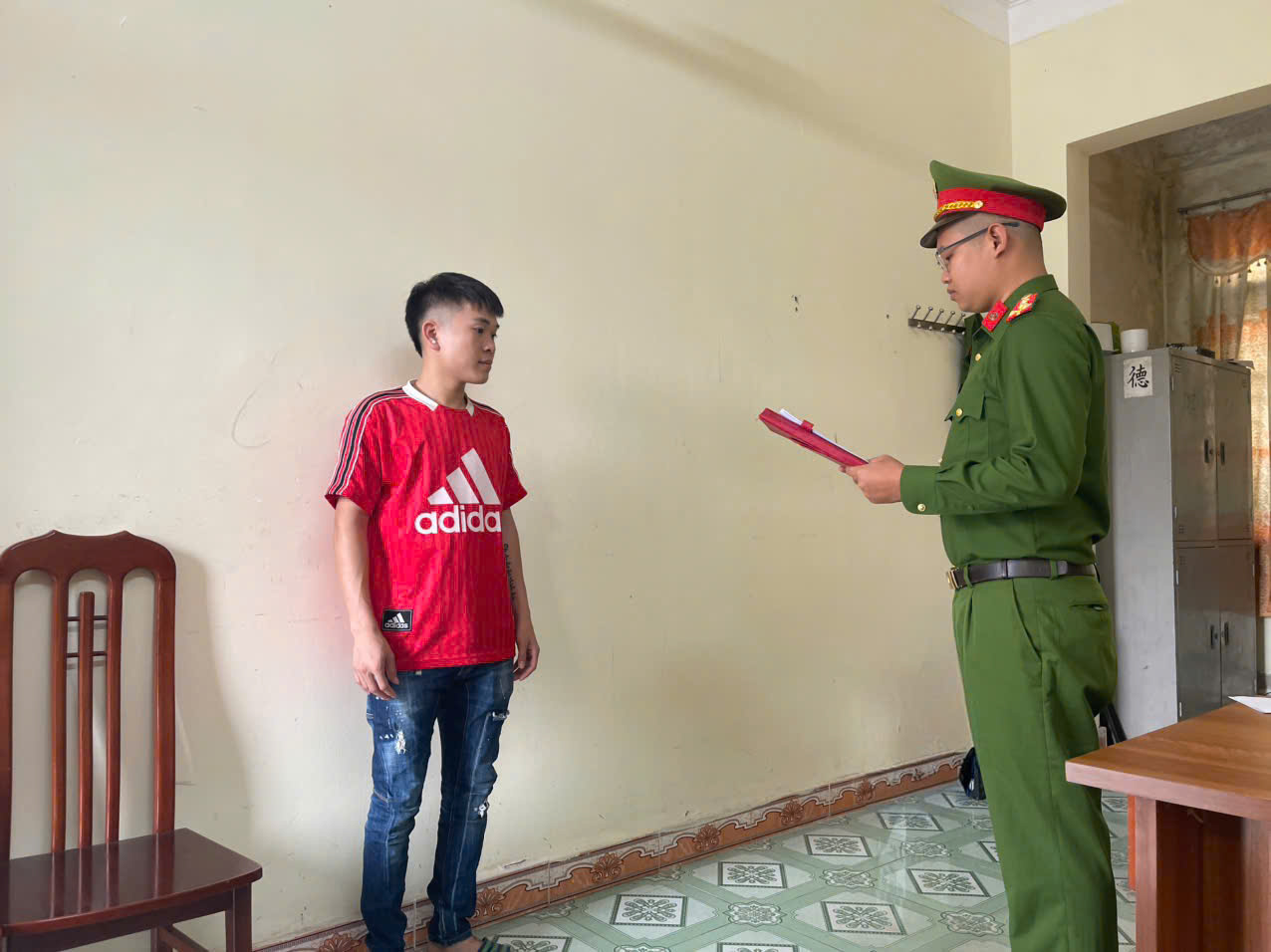 Công an bất ngờ kiểm tra cửa hàng Dương Dolce, khởi tố Nguyễn Văn Dương SN 2000