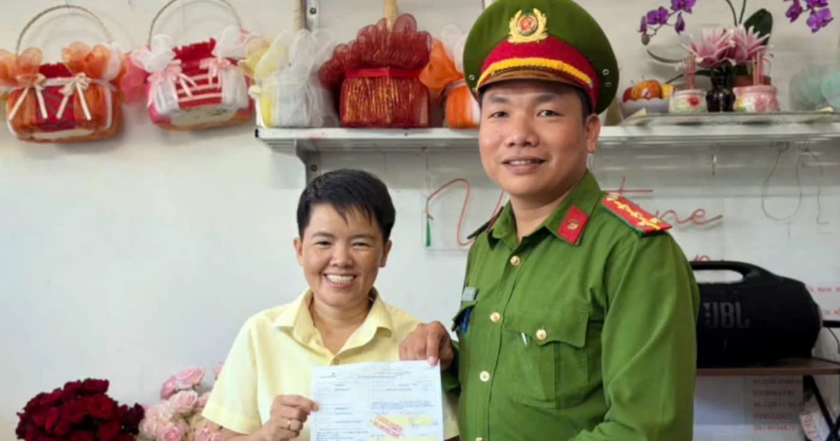 Công an xã ở Quảng Ngãi hỗ trợ người dân trao trả 350 triệu đồng chuyển khoản nhầm