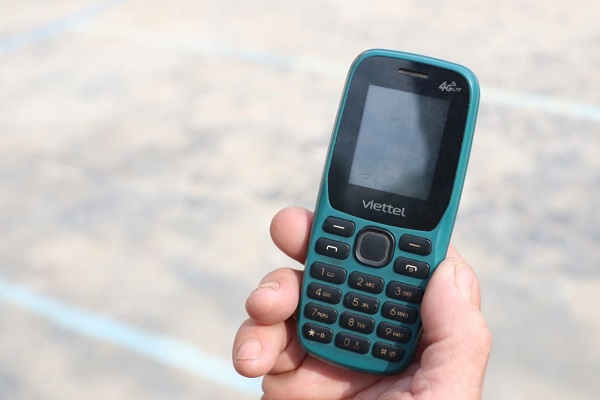 Người dân mang điện thoại “cục gạch” đi nhờ cài ứng dụng eTax Mobile