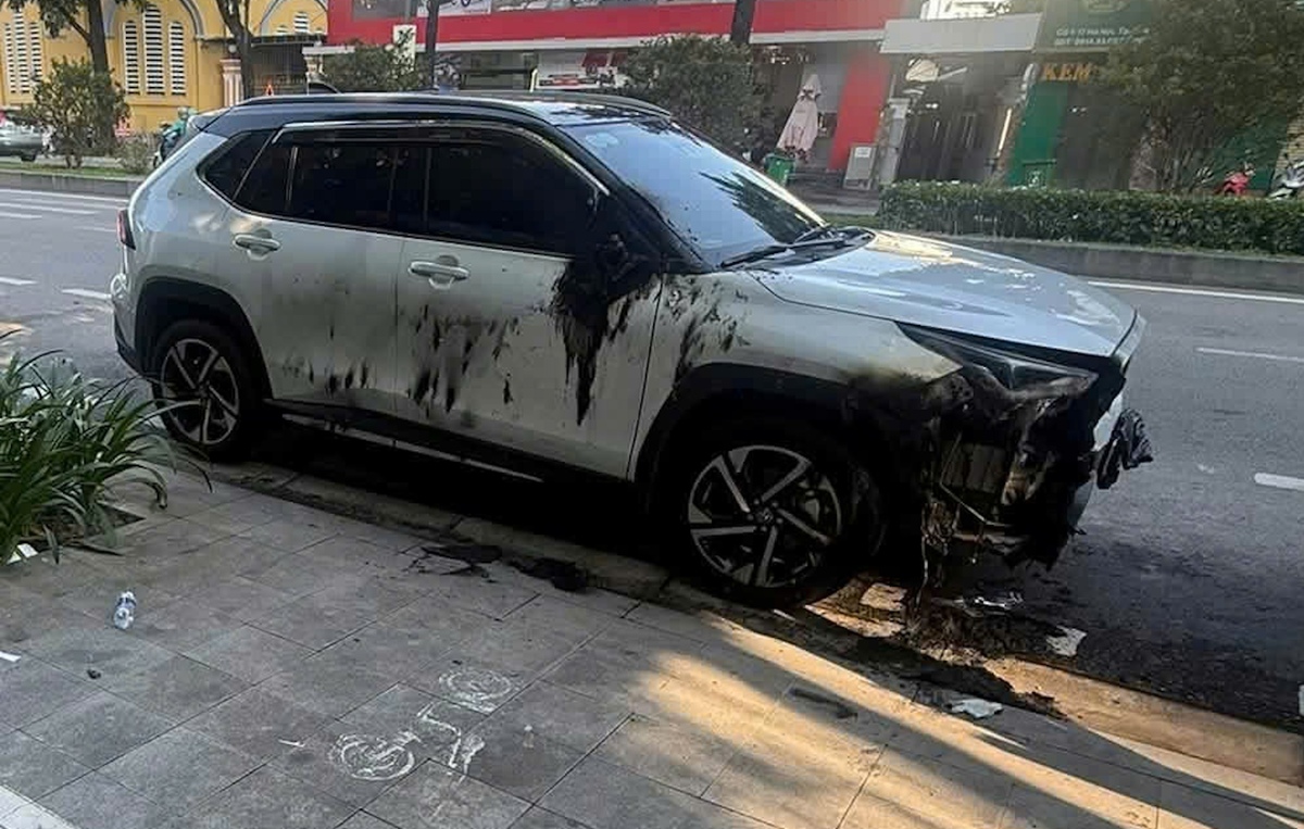Ô tô bị đốt phá khi đang đậu ven đường, hư hỏng nghiêm trọng