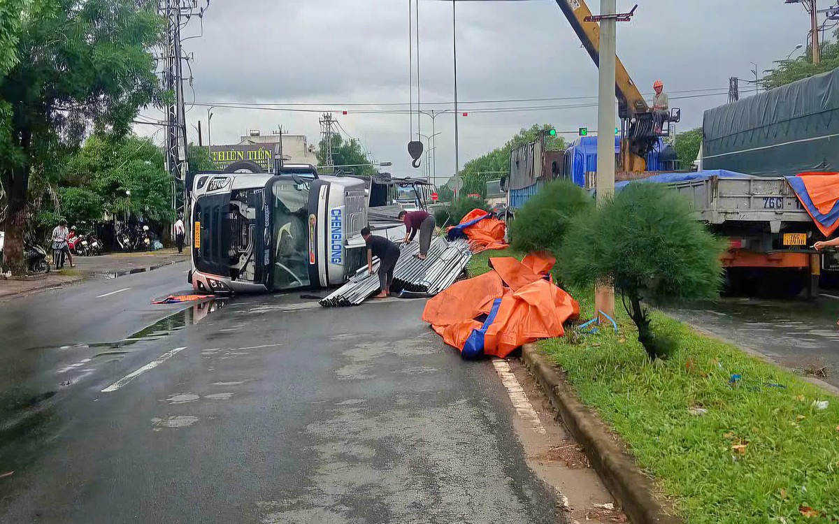 Hai xe tải va chạm trên QL1A, xe chở thép lật chắn ngang đường
