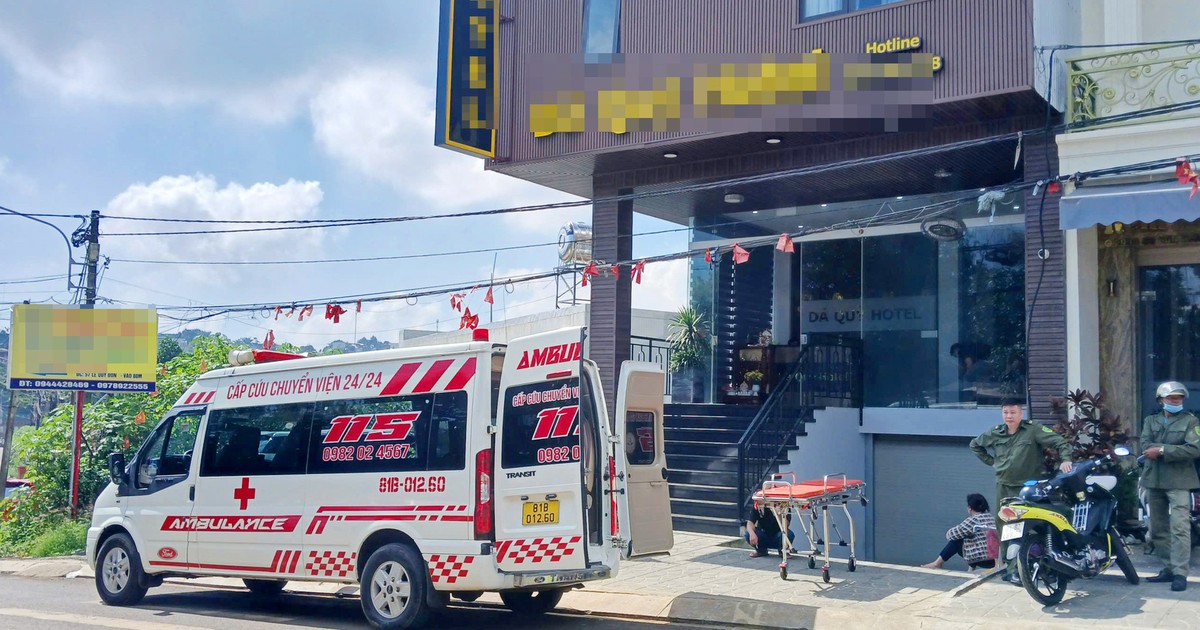 Một phụ nữ nghi bị rơi xuống đất tử vong khi thuê phòng tại tầng 5 khách sạn cùng người đàn ông