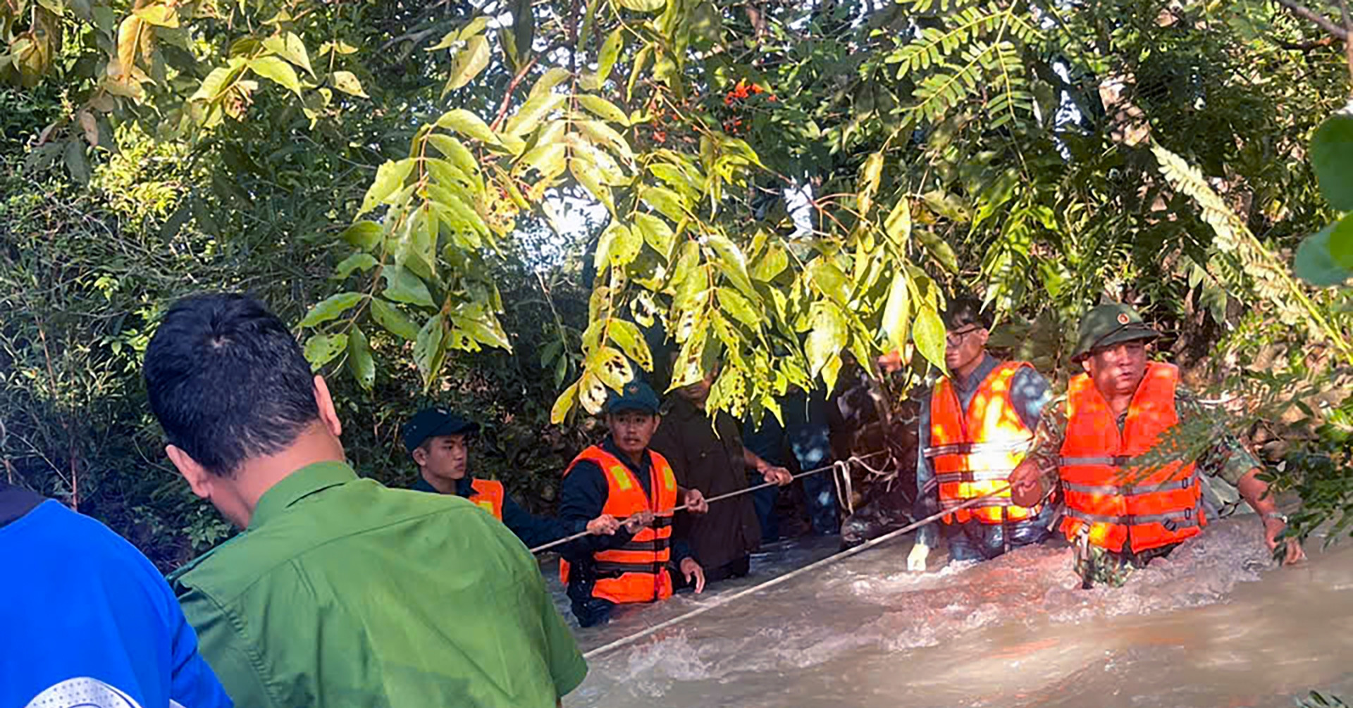 Nước lũ dữ cuốn trôi hai người đi cắm trại, một thanh niên tử vong