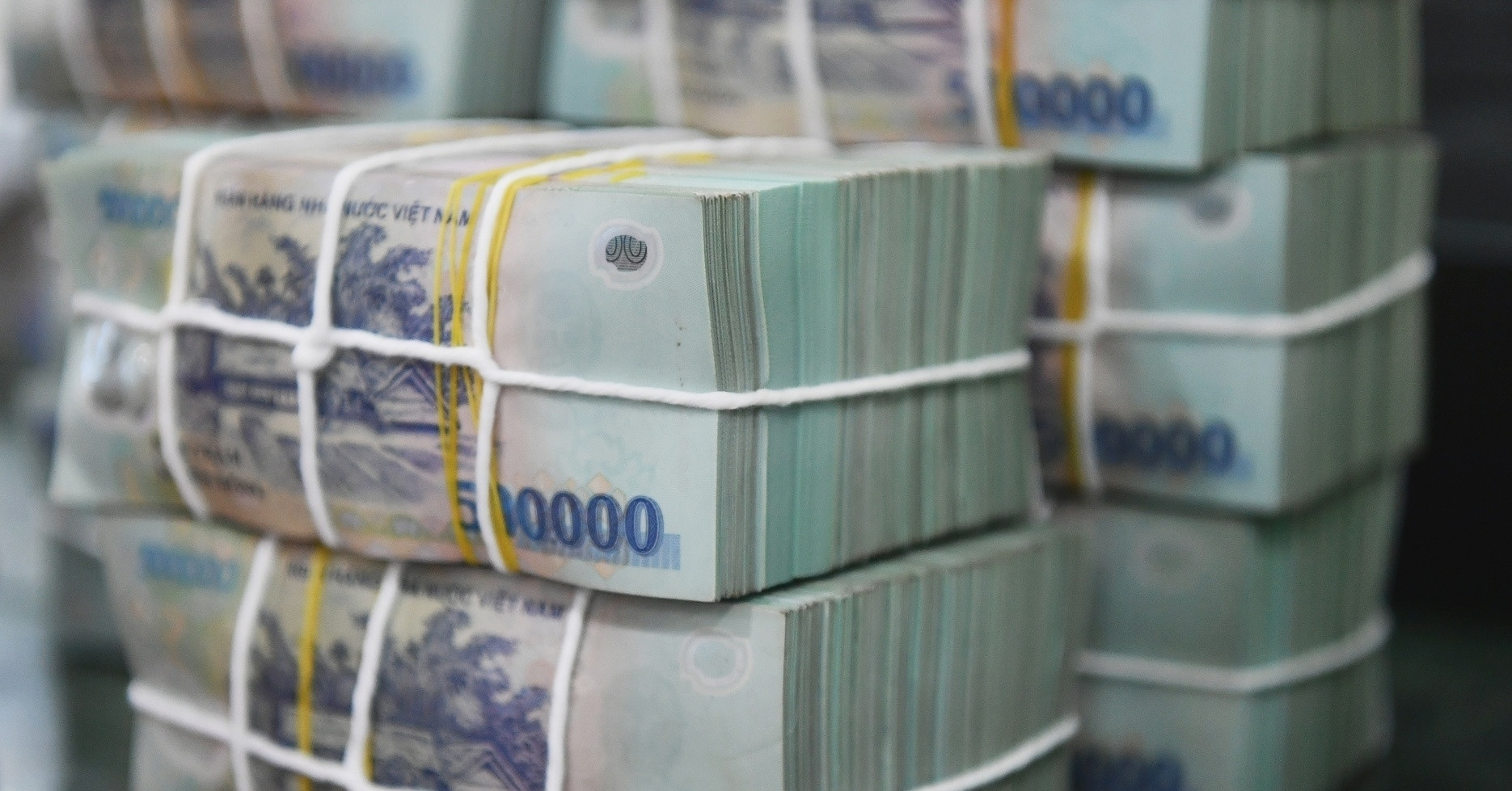 Lương hơn 103 triệu/tháng, nữ nhân viên ngân hàng đòi 37 tỷ sau khi mất việc