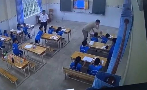 Vụ thầy giáo người nước ngoài tát học sinh lớp 2: Camera an ninh ghi lại diễn biến 8 phút cuối tiết học