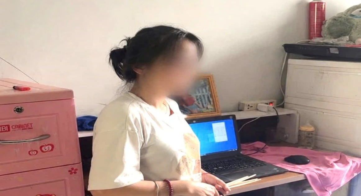 Đột kích bắt quả tang người phụ nữ gọi hàng nghìn cuộc điện thoại, giăng bẫy ‘nhận tiền an sinh’