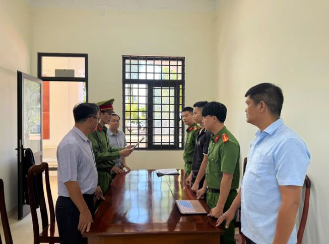 Quảng Ngãi: Khởi tố, bắt tạm giam tài xế taxi tông công nhân môi trường trọng thương