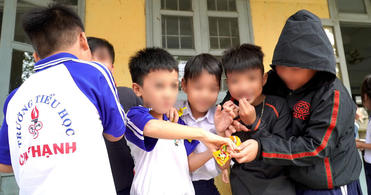 Con đi học về hát ‘ngày làm ba trăm rưỡi, uống bia hết hai trăm ngàn’, có đáng lo?