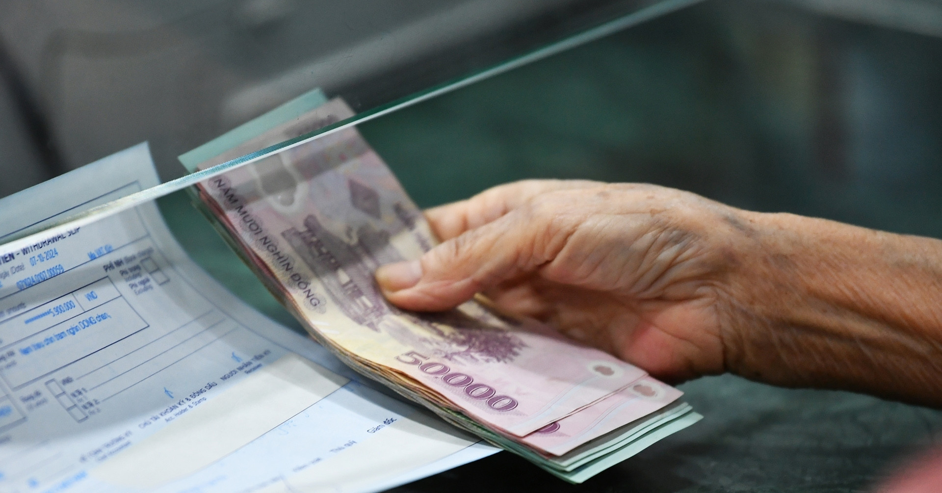 Từ 5/10, hơn 2,5 triệu người cao tuổi Việt Nam nhận mức trợ cấp hưu trí xã hội mới