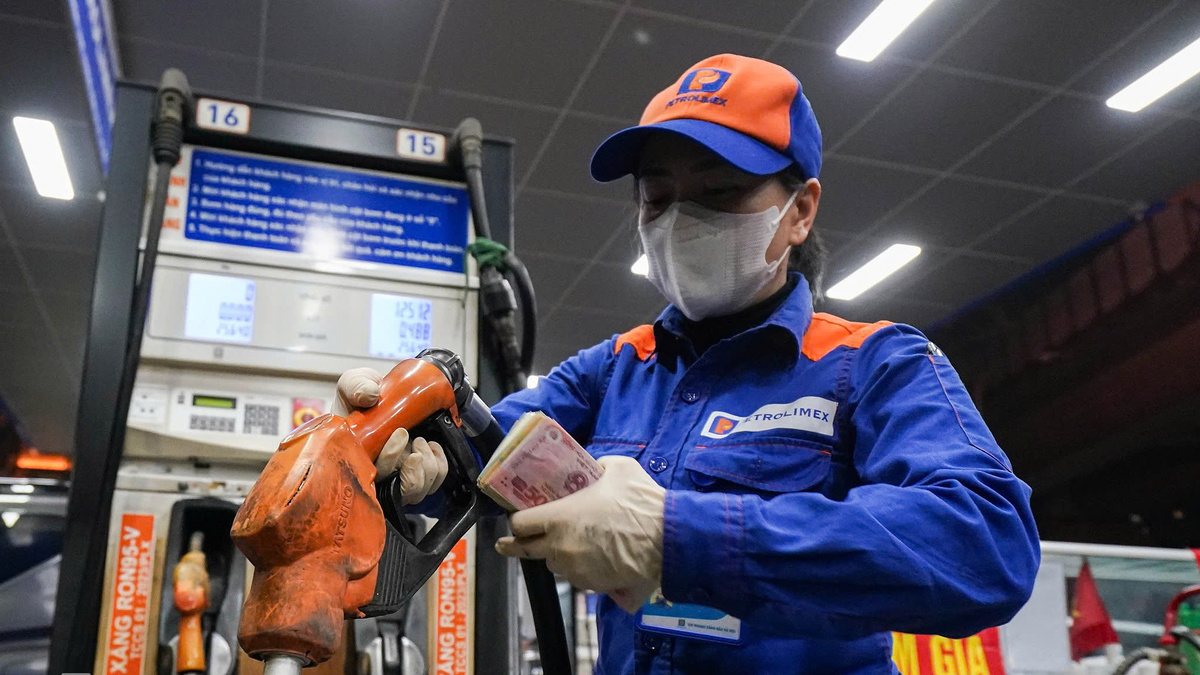 Giá xăng tăng hơn 1.000 đồng, dầu giảm