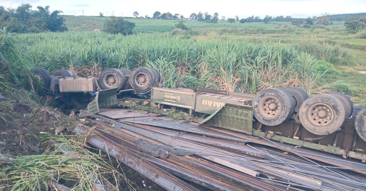 Xe đầu kéo lật ngửa trên đường Trường Sơn Đông, 2 người tử vong