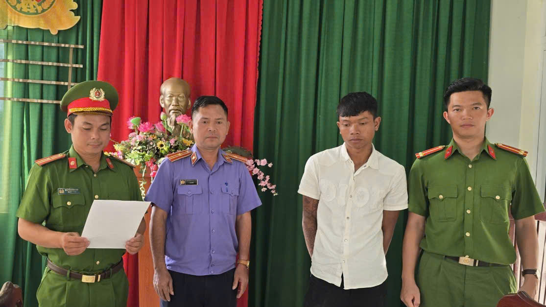 Xem livestream thấy vợ uống bia mãi không về, chồng đốt nhà